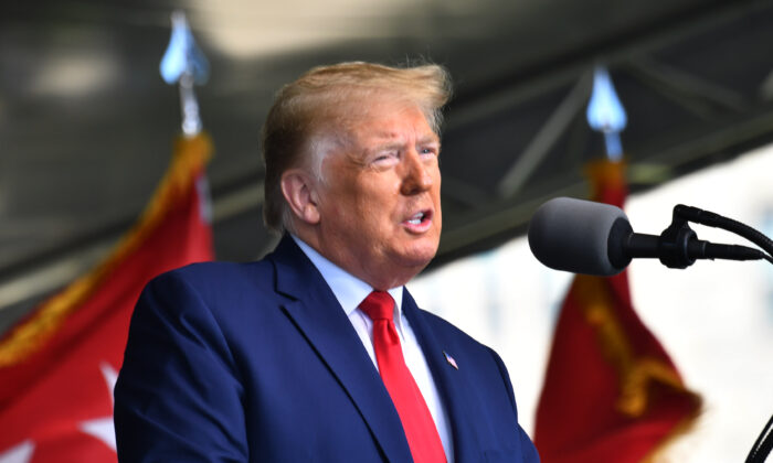 El presidente Donald Trump pronuncia el discurso de graduación en la Ceremonia de graduación de la Academia Militar de EE.UU., en West Point, Nueva York, el 13 de junio de 2020. (Nicholas Kamm/AFP a través de Getty Images)