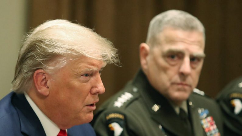 El presidente Donald Trump habla mientras el Jefe del Estado Mayor Conjunto, Presidente del Ejército, general Mark Milley observa, en Washington, el 7 de octubre de 2019. (Mark WIlson/Getty Images)
