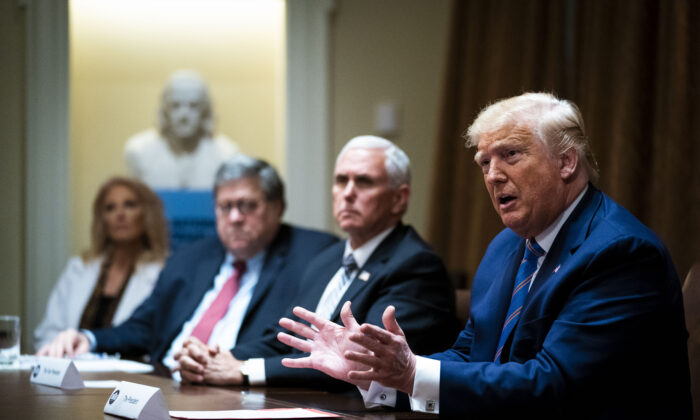El presidente Donald Trump habla durante una mesa redonda en la Sala del Gabinete de la Casa Blanca, en Washington, el 15 de junio de 2020. (Doug Mills/Pool/Getty Images)