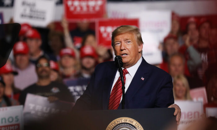 El presidente Donald Trump aparece en un mitin en North Charleston, Carolina del Sur, el 28 de febrero de 2020. (Spencer Platt/Getty Images)