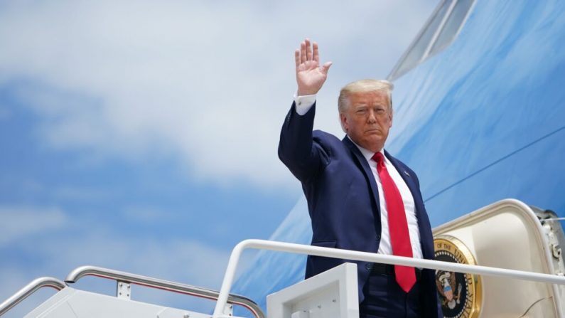 El presidente de Estados Unidos Donald Trump aborda el Air Force One al salir de la Base Conjunta Andrews en Maryland el 30 de mayo de 2020. (Mandel Ngan/AFP vía Getty Images)
