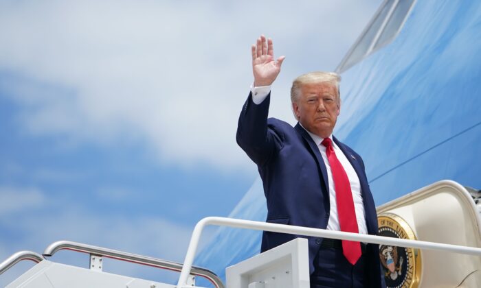 El presidente de EE.UU. Donald Trump aborda el Air Force One al salir de la Base Conjunta Andrews en Maryland el 30 de mayo de 2020. (Mandel Ngan/AFP vía Getty Images)