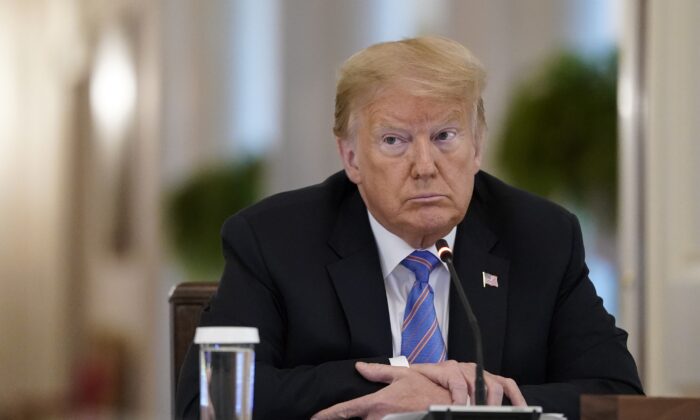 El presidente Donald Trump participa en una reunión en Washington, el 26 de junio de 2020. (Drew Angerer/Getty Images)