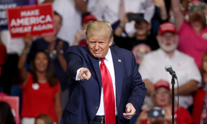 El presidente Donald Trump llega a un mitin de campaña en el Centro BOK en Tulsa, Okla., el 20 de junio de 2020. (Win McNamee/Getty Images)