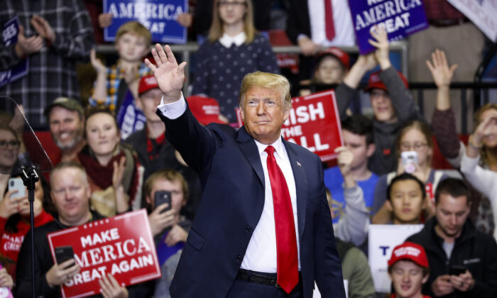 El presidente Donald Trump llega a un acto de campaña del candidato republicano al Senado Mike Braun en el Coliseo Conmemorativo de la Guerra del Condado en Fort Wayne, Indiana, el 5 de noviembre de 2018. (Aaron P. Bernstein/Getty Images)