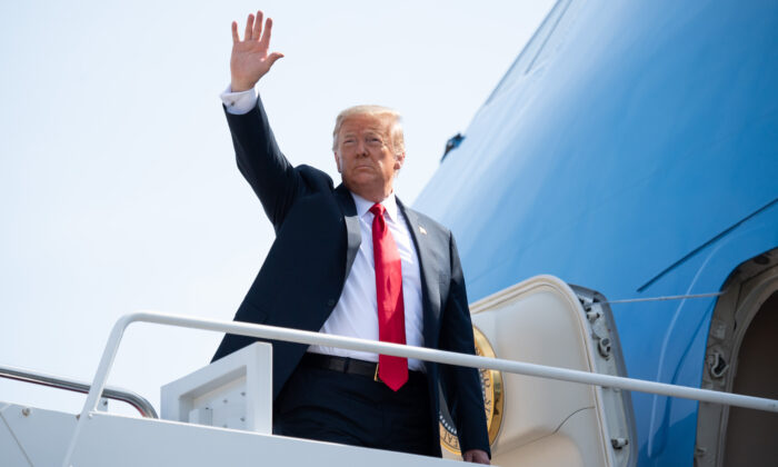 El presidente Donald Trump sube al Air Force One antes de salir de la Base Conjunta Andrews en Maryland, el 23 de junio de 2020, antes de viajar a Arizona para ver el muro fronterizo y hablar en un evento estudiantil republicano. (Saul Loeb/AFP a través de Getty Images)
