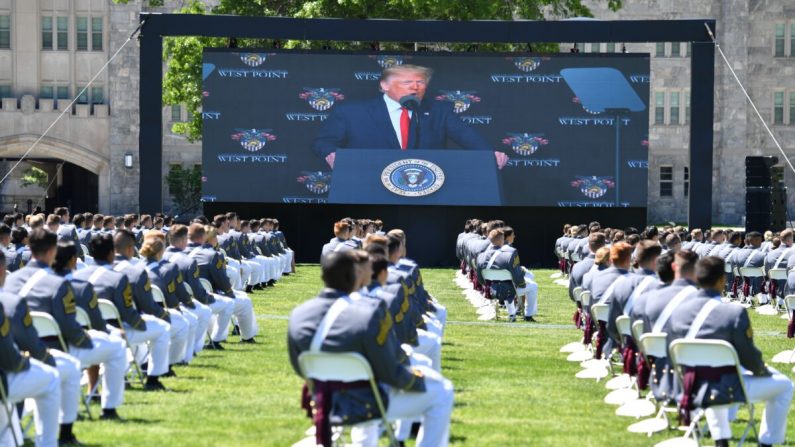 El presidente Donald Trump pronuncia el discurso de apertura de la ceremonia de graduación de la Academia Militar de Estados Unidos en West Point, N.Y., el 13 de junio de 2020. (Nicholas Kamm/AFP vía Getty Images)

