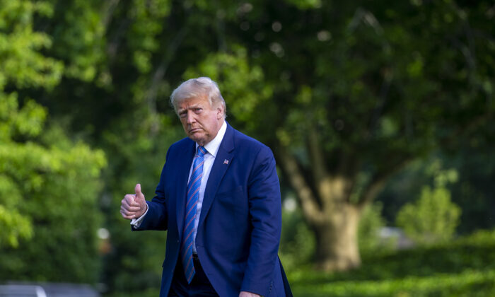 El presidente Donald Trump camina por el jardín sur de la Casa Blanca el 14 de junio de 2020. (Tasos Katopodis/Getty Images)