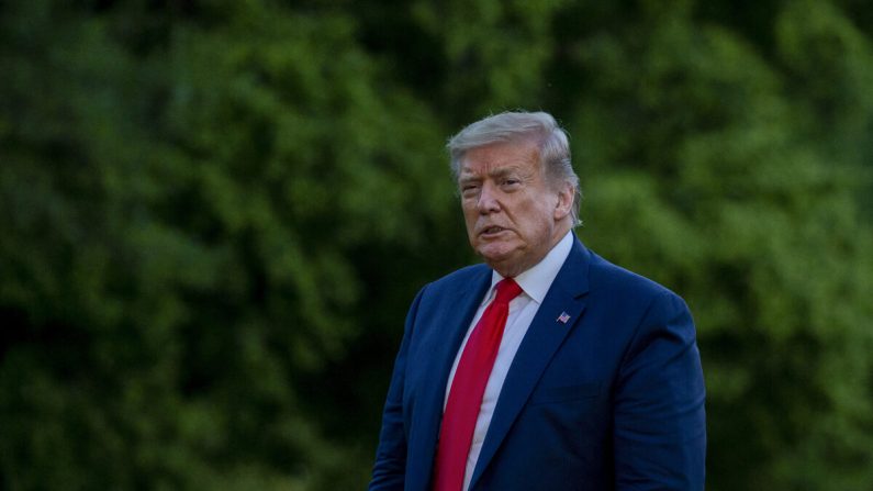 El presidente Donald Trump sale del Marine One en Washington el 30 de mayo de 2020. (Tasos Katopodis/Getty Images)