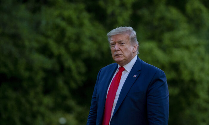 El presidente, Donald Trump, sale del Marine One en Washington el 30 de mayo de 2020. (Tasos Katopodis/Getty Images)
