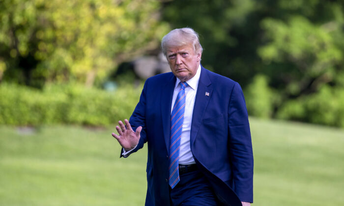 El presidente Donald Trump camina por el jardín sur de la Casa Blanca el 14 de junio de 2020. (Tasos Katopodis/Getty Images)