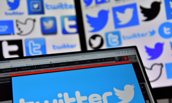 Logotipos del servicio de noticias online y red social de EE.UU., Twitter, se muestran en las pantallas de las computadoras el 20 de noviembre de 2017. (Loic Venance/AFP/Getty Images)