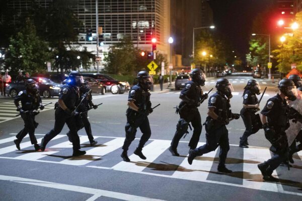 Oficiales de policía hablan con los manifestantes frente a la comisaría de Detroit, Michigan, el 31 de mayo de 2020. (Seth Herald/AFP vía Getty Images)