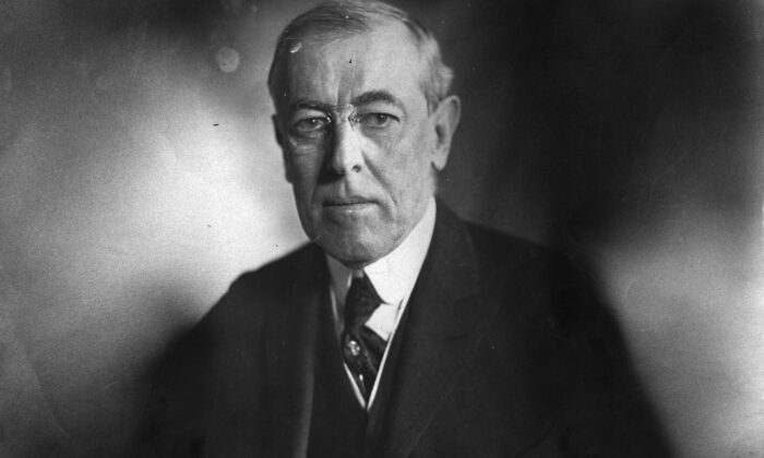 El 28 ° presidente de los Estados Unidos Woodrow Wilson en una fotografía de 1916. (Tony Essex / Hulton Archive / Getty Images)