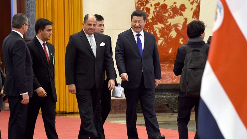 El presidente de Costa Rica, Luis Guillermo Solís  y el líder chino Xi Jinping en una ceremonia de bienvenida en el Gran Salón del Pueblo de Beijing el 6 de enero de 2015.  (WANG ZHAO/AFP a través de Getty Images)