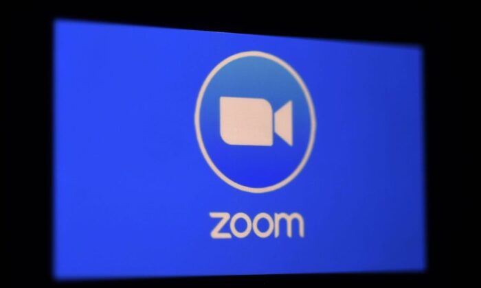 En esta foto ilustrativa se muestra el logotipo de la aplicación Zoom en un smartphone. (Olivier Douliery/AFP vía Getty Images)