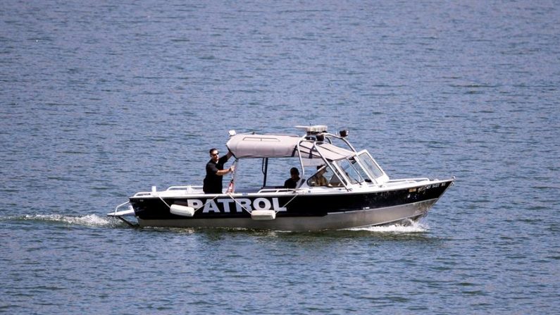Un barco busca a la desaparecida actriz estadounidense Naya Rivera en el lago Piru, Los Ángeles (EE.UU.), este 10 de julio de 2020. EFE/EPA/ETIENNE LAURENT