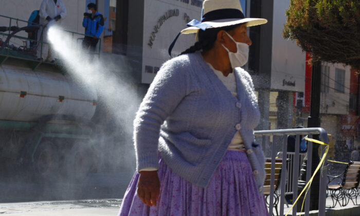 Ante la pandemia del COVID-19, trabajadores municipales desinfectan las calles principales de Puno, en el altiplano de Perú cerca de la frontera con Bolivia, el 17 de julio de 2020. (CARLOS MAMANI/AFP vía Getty Images)