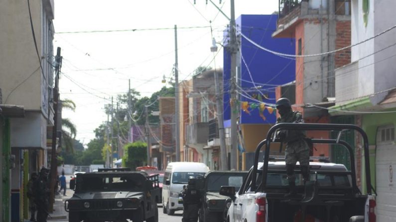 Miembros de la Guardia Nacional patrullan las calles de una ciudad en (México). EFE/Str
