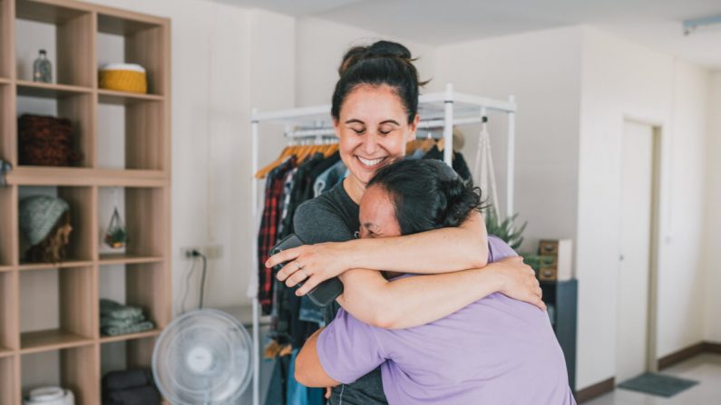 Dianna Bautista abraza a una participante de su programa Shear Love, que enseña a extrabajadoras del sexo a ser estilistas. (Cortesía de Dianna Bautista)