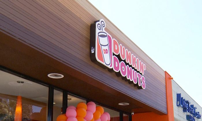 El primer restaurante completo de Dunkin’ Donuts abre en el sur de California en al menos una década el 2 de septiembre en Santa Monica. (Eric Zhang, Epoch Times)