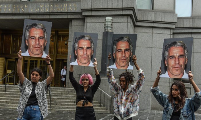 Un grupo de protesta llamado "Hot Mess" muestra carteles de Jeffrey Epstein frente al juzgado de justicia en la Ciudad de Nueva York, el 8 de julio de 2019. (Stephanie Keith/Getty Images)