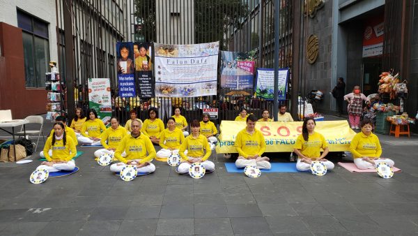 Meditación el 18 de julio en la Ciudad de México pide el fin a 21 años de persecución a Falun Dafa. (Cortesía Falun Dafa México)