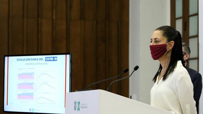 Fotografía cedida por el Gobierno de la Ciudad de México, de la alcaldesa, Claudia Sheimbaum, durante una rueda de prensa en la capital mexicana. EFE/Gobierno de la Ciudad de México