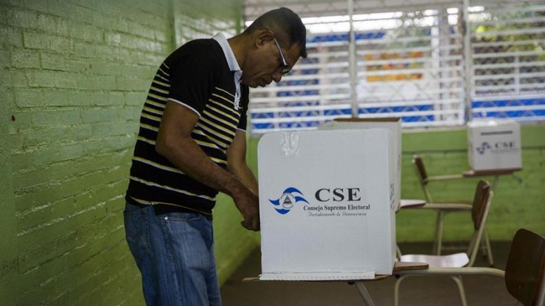 Imagen de archivo de un nicaragüense durante los comicios municipales en Nicaragua. EFE /Jorge Torres /Archivo