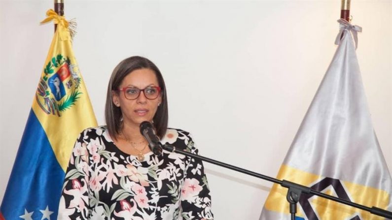 Fotografía cedida por el Ministerio de Comunicación e Información (MinCI) de la presidente del Consejo Nacional Electoral, CNE, Indira Alfonzo, mientras ofrece declaraciones en Caracas (Venezuela). EFE/MINCI/