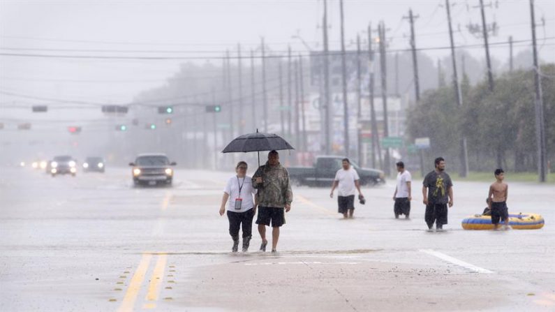 Hanna se encontraba esta madrugada a unas 55 millas (85 kilómetros) al oeste de McAllen (Texas) y a unas 110 millas (175 kilómetros) al este noreste de Monterrey (México), detalla el último boletín del NHC. EFE/EPA/MICHAEL WYKE/Archivo
