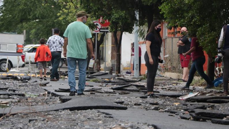 Residentes observan el 27 de julio de 2020 los daños dejados por el ciclón Hanna en una calle de Monterrey (México). EFE/ Andrés Landa