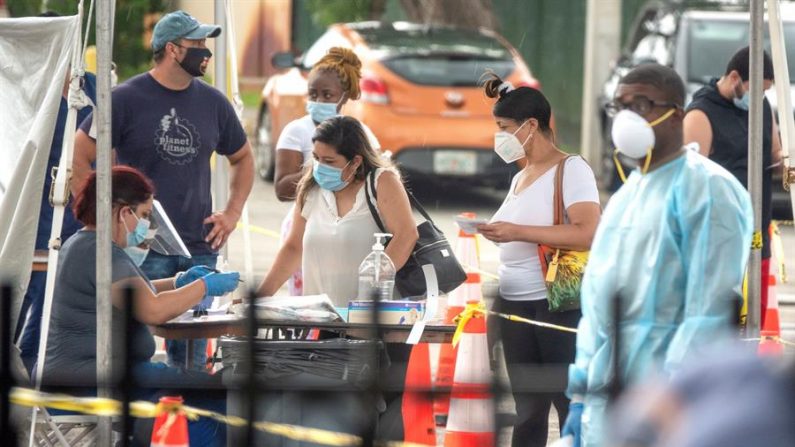 La gente hace fila para hacerse el test de COVID-19 por parte de la Guardia Nacional del Ejército de Florida en North Miami, Florida, EE.UU., el 23 de julio de 2020. EFE/EPA/CRISTOBAL HERRERA-ULASHKEVICH
