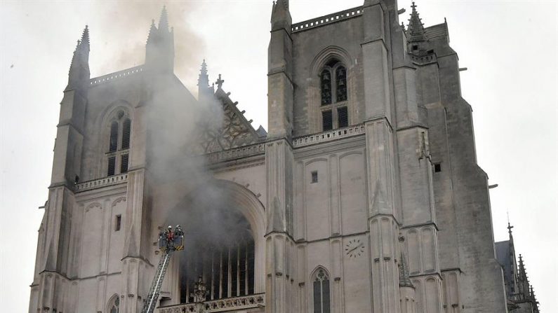 El hombre confesó ante el juez de instrucción haber iniciado dos fuegos en los órganos del templo y otro en un panel eléctrico, después de haber cerrado él mismo la catedral el día anterior, explicó el fiscal de Nantes. EFE/Archivo