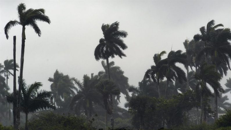 Gonzalo dejó fuerte precipitación sobre las Islas de Barlovento en la mañana del 25 de julio de 2020, cuando comenzó a disiparse y a seguir su movimiento hacia el oeste a 22 kilómetros por hora sobre el sudeste del Mar Caribe el 26 de julio de 2020. EFE/Archivo