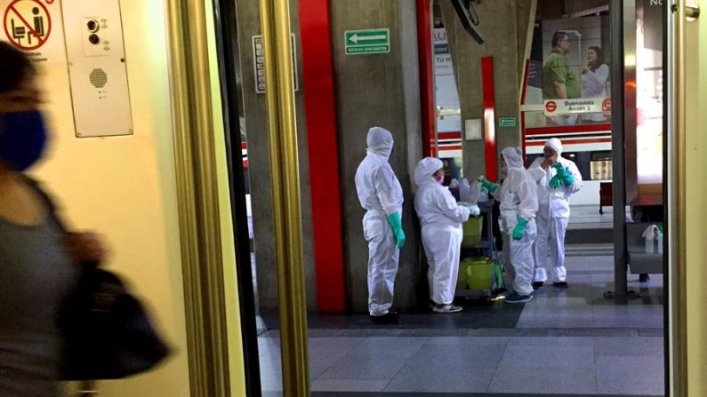Fotografía fechada el 21 de julio de 2020 que muestra personal de limpieza del tren suburbano mientras se preparan para sus tareas con trajes de bioseguridad en Ciudad de México (México). EFE/Jorge Núñez