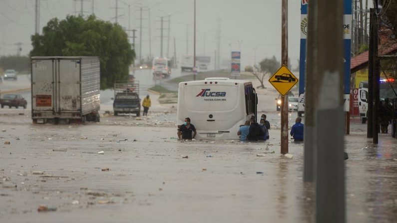 Severas inundaciones, ocasionadas por las fuertes lluvias, el 26 de julio de 2020 afectando a la ciudad de Saltillo en el estado norteño de Coahuila (México). EFE/Miguel Sierra
