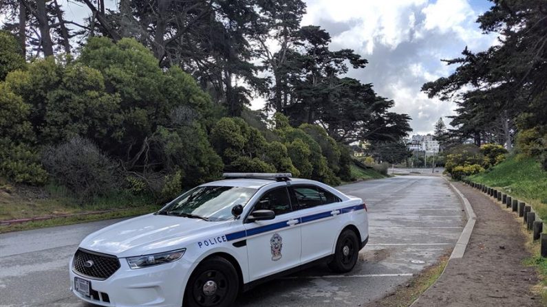 Un coche de policía patrulla en el barrio de Richmond, en San Francisco, California (EEUU). EFE/ Marc Arcas/Archivo
