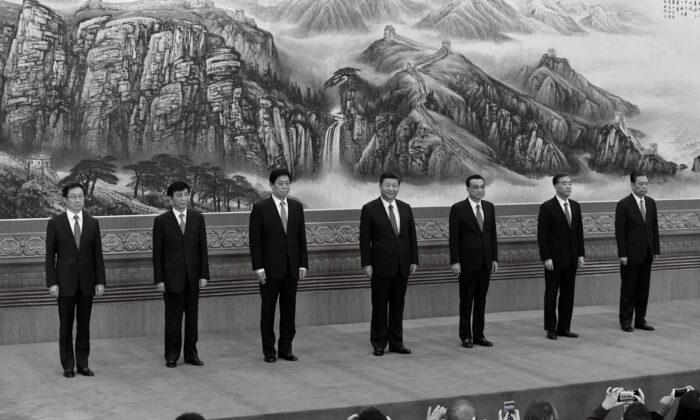 El Comité Permanente del Politburó del Partido Comunista Chino, el principal órgano de decisión de la nación (de izquierda a derecha): Han Zheng, Wang Huning, Li Zhanshu, el líder chino Xi Jinping, el primer ministro Li Keqiang, Wang Yang y Zhao Leji se reúnen con la prensa en el Gran Salón del Pueblo de Beijing el 25 de octubre de 2017. (Wang Zhao/AFP vía Getty Images)