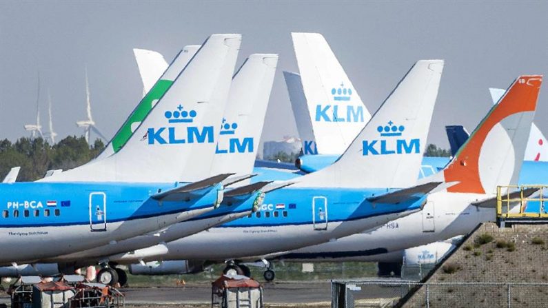 Aviones de la compañía KLM en una pista del aeropuerto de Schiphol, en Amsterdam (Países Bajos). EFE/EPA/REMKO DE WAAL/Archivo