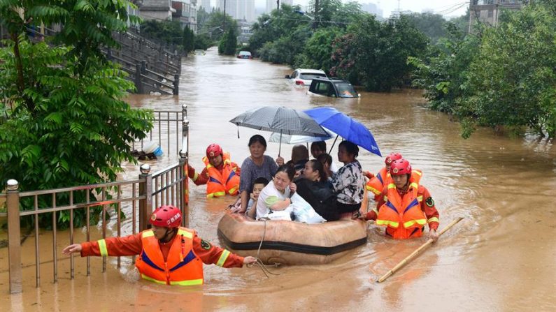 Los rescatadores evacuan a los residentes en una balsa en la inundación de Jiujiang en la provincia de Jiangxi en el centro de China, el 8 de julio de 2020. Más de 120 personas han muerto en la actual temporada de inundaciones en China. EFE/EPA/HU GUOLIN