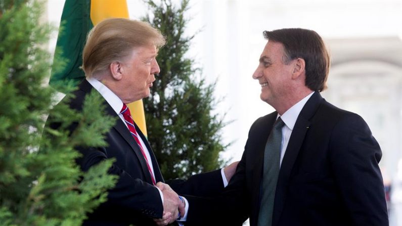 Fotografía tomada el 19 de marzo de 2019 en la que se registró la visita del presidente de Brasil, Jair Bolsonaro (d), a su homólogo estasdounidense, Donald Trump (i), en la Casa Blanca en Washington DC (EE.UU.). EFE/Michael Reynolds/Archivo
