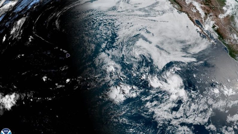 Fotografía cedida por la Administración Nacional Oceánica y Atmosférica (NOAA) de Estados Unidos por vía del Centro Nacional de Huracanes (NHC) donde se muestra la localización de la tormenta tropical Douglas frente de las costas del pacífico mexicano. EFE/NOAA-NHC