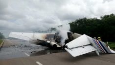 Presunto avión del narcotráfico se incendia en carretera en sureste de México