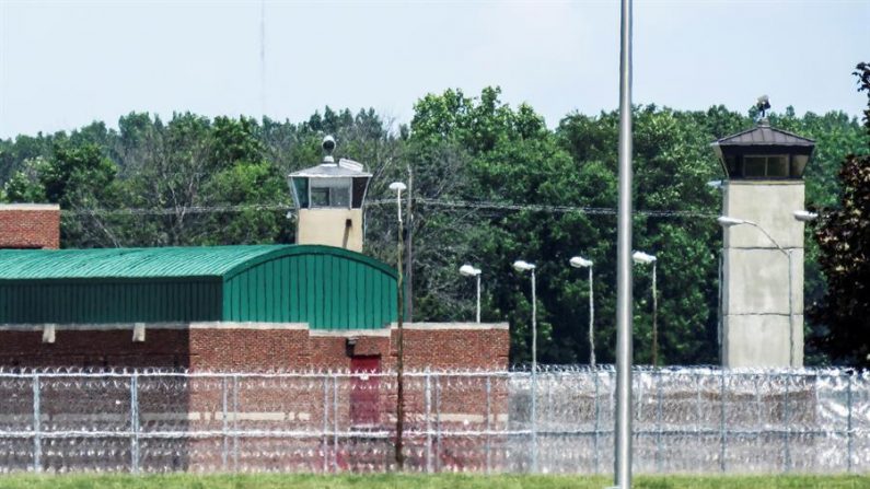Torres de vigilancia y vallas de seguridad rodean el Complejo Correccional Federal donde se encuentra la cámara de ejecución federal en Terre Haute, Indiana, el 15 de julio de 2020. EFE/EPA/TANNEN MAURY