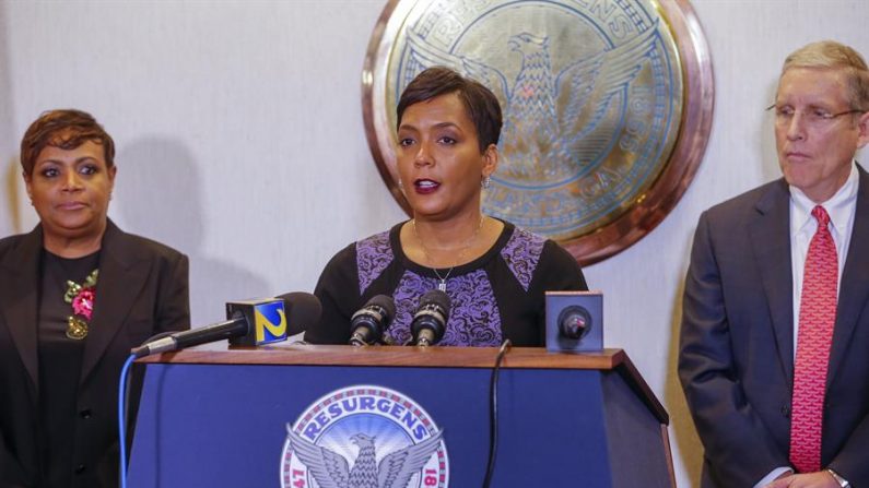 La alcaldesa de Atlanta, Keisha Lance Bottoms (C), habla durante una conferencia de prensa en el Ayuntamiento de Atlanta, Georgia, EE.UU. (EPA/ERIK S. LESSER/Archivo)