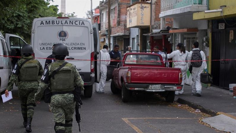 Fotografía que muestra a agentes de la Guardia Nacional, resguardando la zona de un enfrentamiento en la ciudad de Morelia en el estado de Michoacán (México). EFE/Archivo