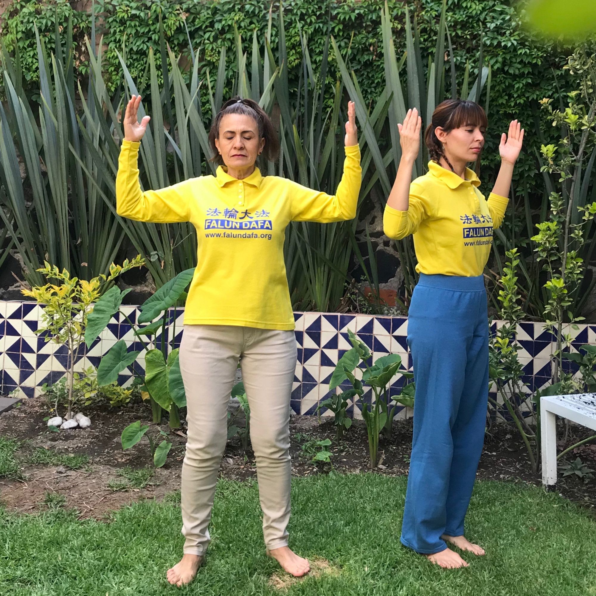 Madre e hija comparten la práctica de Falun Dafa que les ha brindado salud y armonía familiar. (Cortesía: Jennifer Pascual)