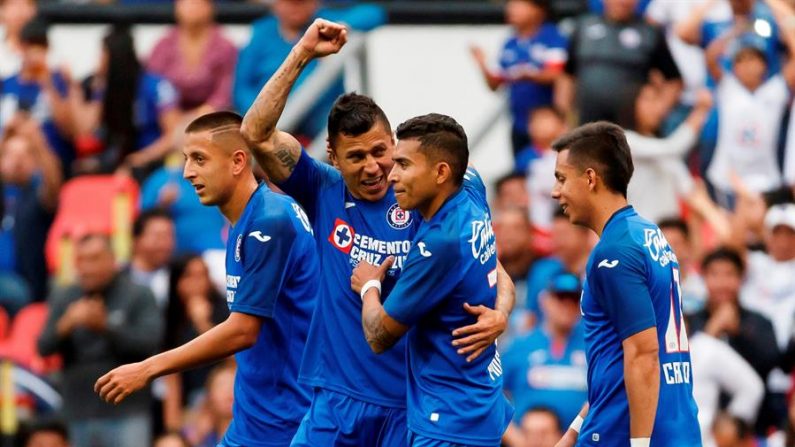 Jugadores de Cruz Azul celebra una anotación en el Estadio Azteca, en Ciudad de México (México). EFE/ José Méndez /Archivo
