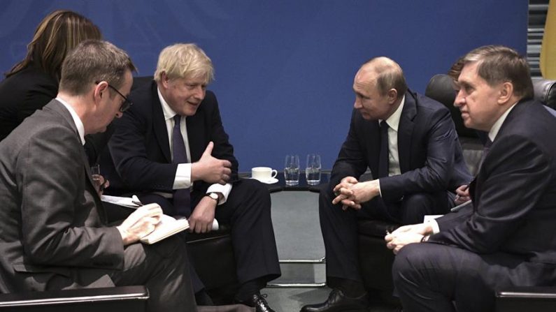 El primer ministro británico, Boris Johnson (3-i) hablaba con el líder ruso, Boris Yeltsin (2-d) en el marco de la Conferencia Internacional sobre Libia, celebrada el pasado mes de enero en Berlín. EFE/EPA/ALEXEI NIKOLSKY/SPUTNIK/KREMLIN POOL / Archivo